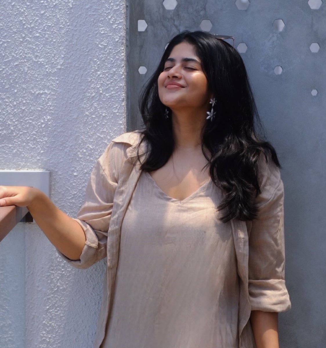 CineTalksRaju's tweet image. Soft look + sweet smile 💛
Megha Akash simplicity chala special 💫
Cute heroine list lo top aa? 👇

#MeghaAkash
