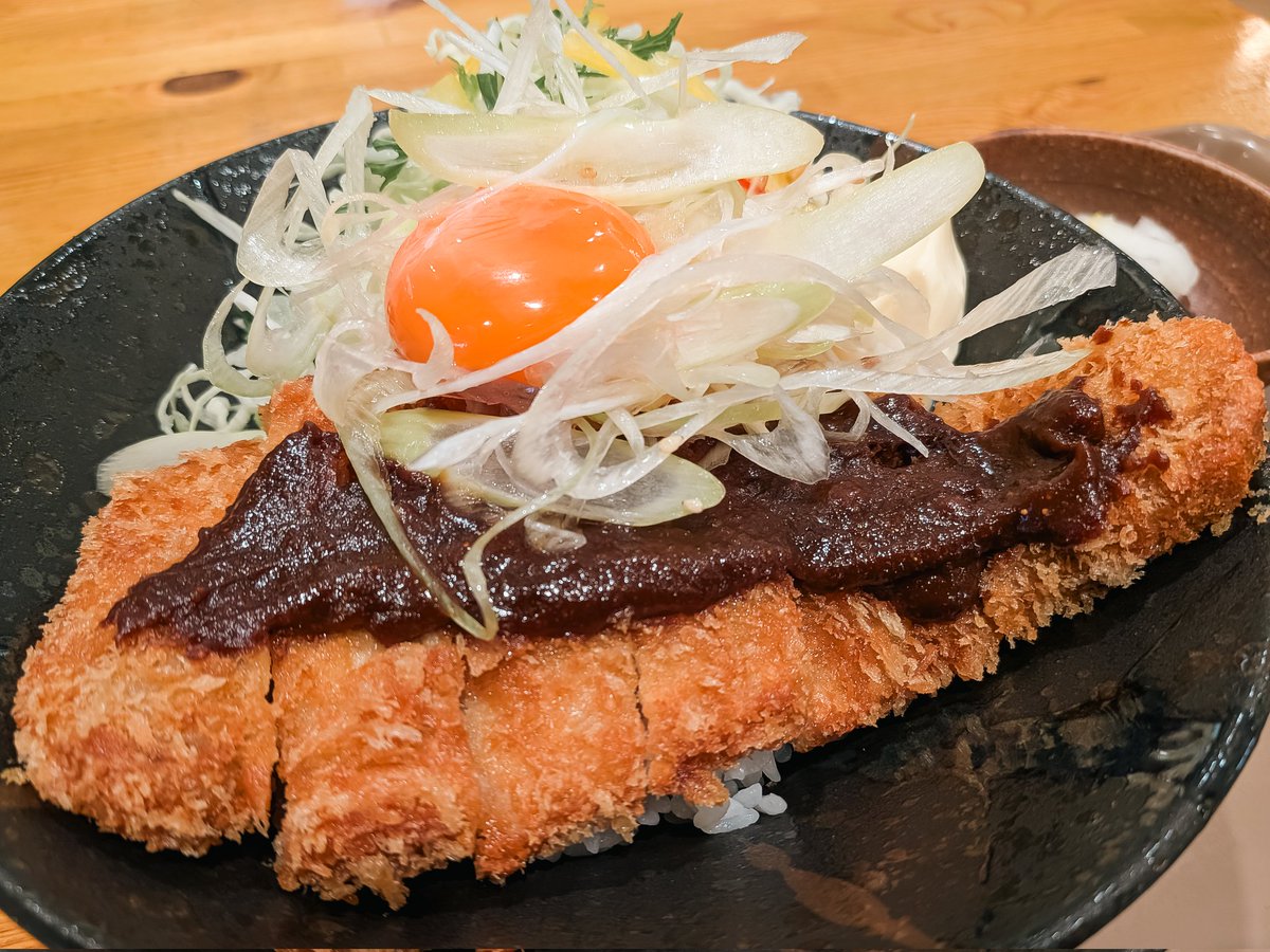 politekunn's tweet photo. 今日のお昼は那須高原SAで「那須豚 青源みそカツ丼」を頂きました。
御養卵と一緒にみそカツを食べるとマイルドな味になって凄く美味しかったです😋

さて、これからのんびりとモビリティリゾートもてぎへ向かいます🏎️ https://t.co/jLMmOOgH1H