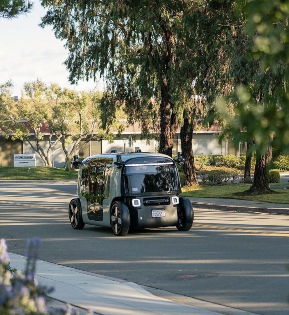 RL9631's tweet image. 🌵Arizona: Amazon Zoox is bringing its automatous rides to Phoenix. Testing starts soon as these fully driverless vehicles map downtown, no steering wheel, no pedals, no driver. 

Would you ride in this car? 🤔

#phoenixaz #selfdrivingcars #zoox #robotaxi