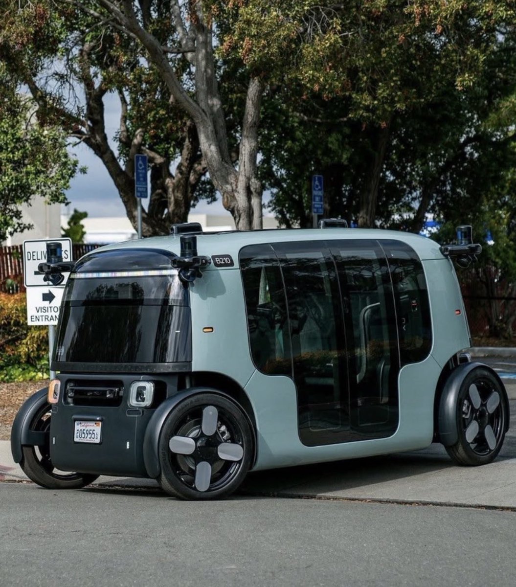 RL9631's tweet image. 🌵Arizona: Amazon Zoox is bringing its automatous rides to Phoenix. Testing starts soon as these fully driverless vehicles map downtown, no steering wheel, no pedals, no driver. 

Would you ride in this car? 🤔

#phoenixaz #selfdrivingcars #zoox #robotaxi