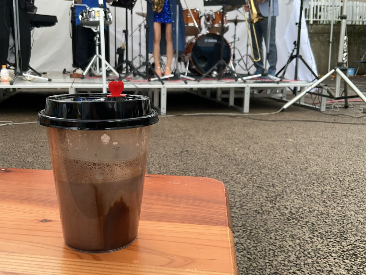 MAKIGAME_KF's tweet image. 雨の中、ズージャー🎤🎹🎷🎺🥁を聴きながら☕️を嗜むのﾑｧｷ

#横浜旭ジャズまつり 

#CHAPTER1 
#喫茶ハマブルー 🩵 
#ホットココア 🍫

#横浜FC
#yokohamafc