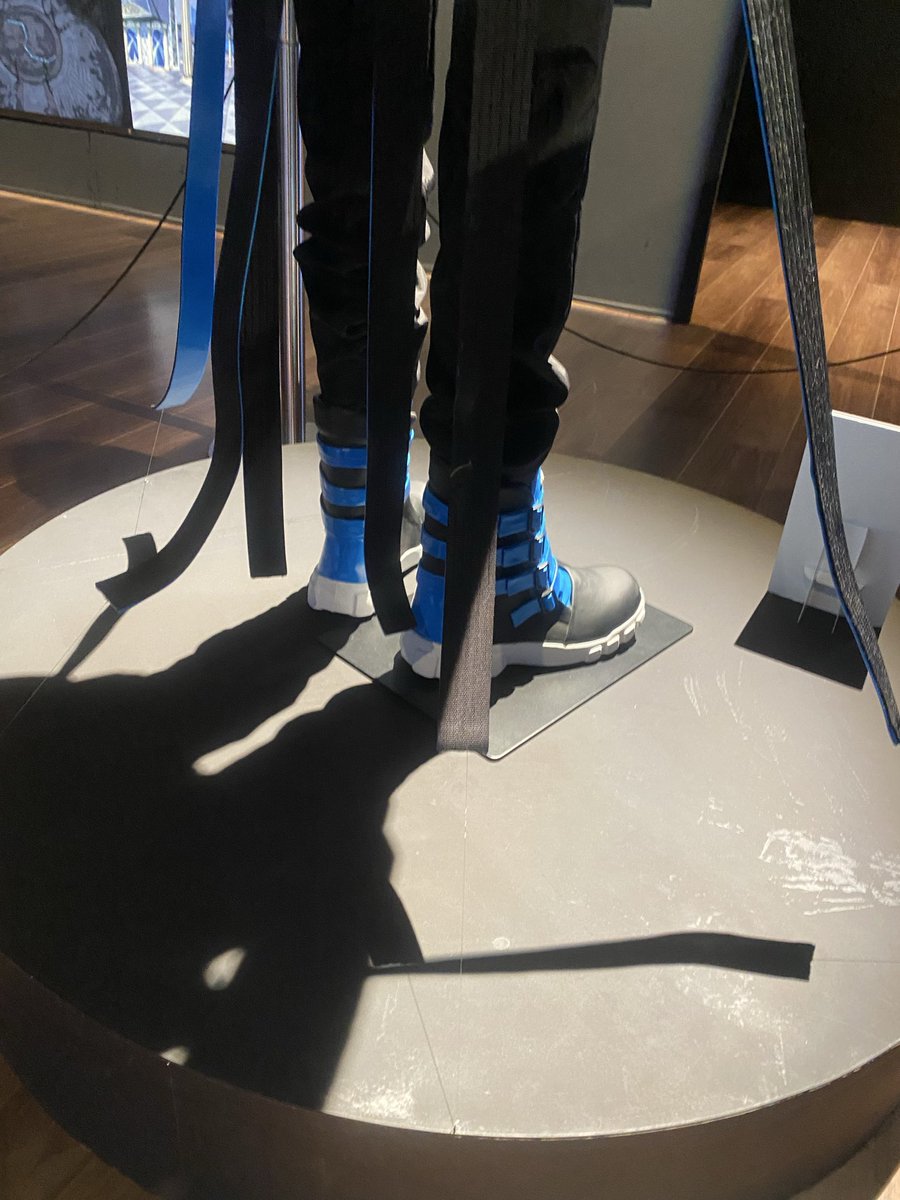 engwaa3's tweet photo. 周りも黒で照明も天才だった。そしてどう頑張っても何故か浮かび上がる私のノーマルカメラ https://t.co/bm3zs9VYWN