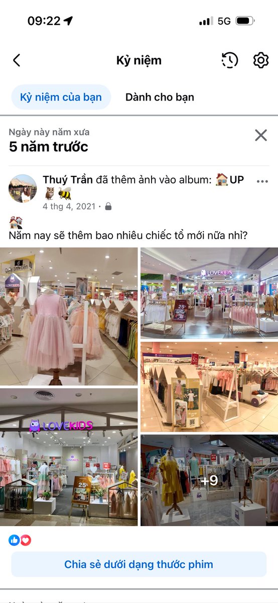 mebimmetien's tweet photo. Nếu đời này không rực rỡ thì sao?

Mỗi người sẽ có khái niệm “rực rỡ”khác nhau. Có thể với người này là bình thường, nhưng với người khác đó là điều đáng mơ ước.

Ví như tôi của 5-7 năm trước. Từ 1 đứa ngoại tỉnh lên HN học rồi bám lại, tôi có nhà, có xe, đi du lịch khắp nơi, là chủ công ty thời trang với những cửa hàng sáng đẹp long lanh trong Aeon Mall, Vincom… Có người khen ngợi và ngưỡng mộ.

Chỉ có bản thân tôi mới hiểu, để có được những điều đó, mình đã phải cố gắng đến cỡ nào. 
Là những ngày bầu bí vẫn bê những thùng bỉm nặng cho kịp khai trương. 
Là những tháng ròng rã làm quên ăn quên ngủ, 3h sáng từ nhà ra sân bay đi công tác, 11h đêm lại bay về để kịp công việc sáng hôm sau…

Vậy nên cái gọi là rực rỡ, đều có cái giá của nó.

Nhất là sau khi trải qua biến cố, mọi thứ gần như sụp đổ. 

Thứ giá trị nhất mà tôi còn giữ lại được, là bản thân mình, kinh nghiệm kiến thức của mình, là những mối quan hệ tốt đẹp đã xây dựng trước đây, và là gia đình tuyệt vời của mình.

Vậy nên, không rực rỡ cũng chẳng sao đâu. Chỉ cần bạn thấy mình đang ổn, là được rồi!

Tôi của bây giờ, lại đang bắt đầu vào 1 hành trình mới. Lại bận rộn đến nỗi có những ngày về đến nhà, đọc truyện với con mà ngủ thiếp đi mất. 

Tôi cố gắng không phải mong được “rực rỡ”.

Tôi cố gắng để được sống trọn vẹn và đúng với con người mình!

#workingmom