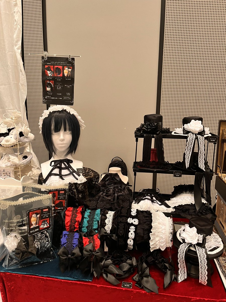 珍しく時間内に設営完了😭

 #ゴスロリマーケット  #GLM 
B-17 、壁沿いに出展しています
よろしくお願いします🌹✨

⚠️SALE品など表に出せていないものもあるので
お目当てのものがありましたらお声がけください🙇‍♀️