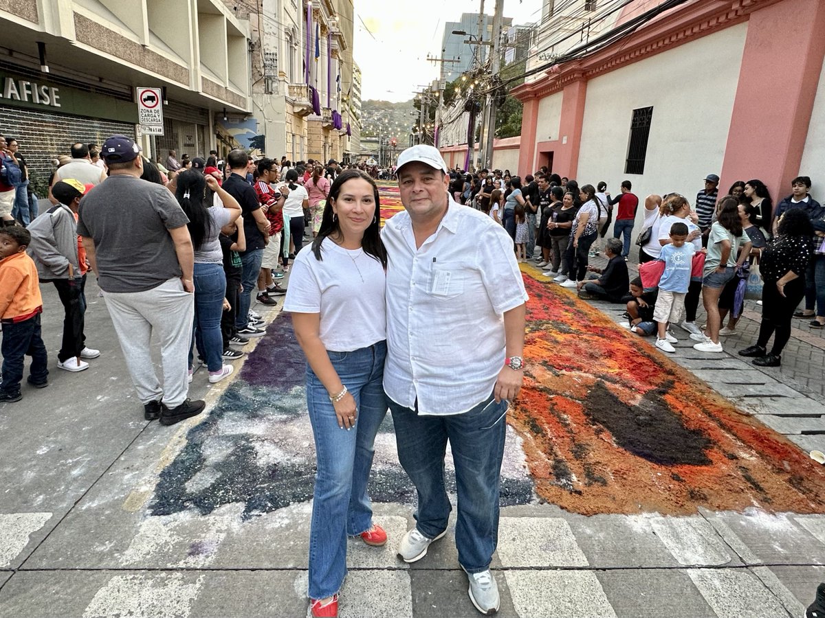 JorgeAldanaB's tweet photo. Hoy recorrimos el centro de la capital con Janice como todos los años, apreciando las hermosas y tradicionales alfombras de Semana Santa, una expresión de fe y cultura que cada año llena de vida nuestras calles. ❤️

Gracias a todos por el cariño y respaldo que nos han brindado.
Seguiremos trabajando de la mano del pueblo, con compromiso y corazón. 

En este Viernes Santo, que el camino de Cristo nos inspire a vivir con fe, amor y a seguir sus enseñanzas para el bien de todos. 🙏✨