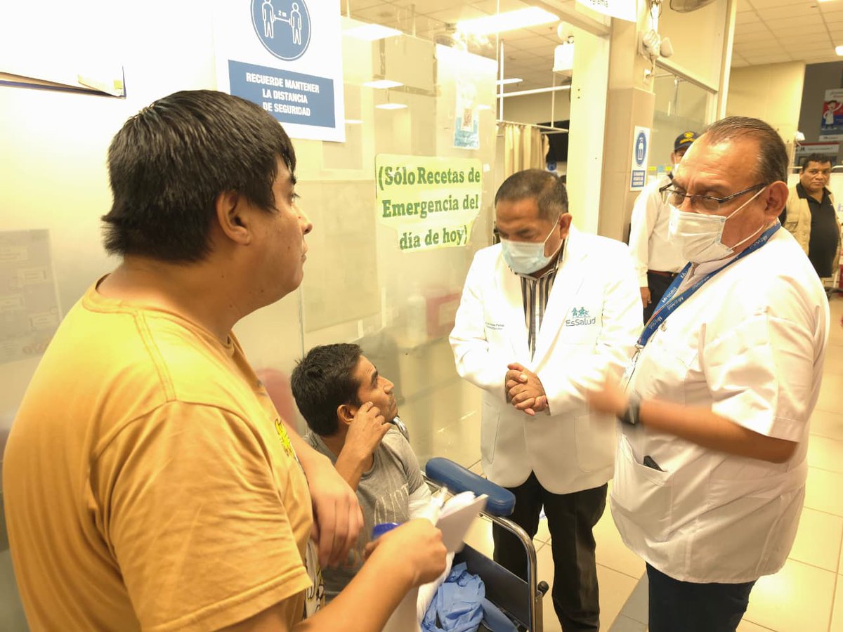 EsSaludPeru's tweet photo. #EsSaludInforma | El presidente ejecutivo de EsSalud, Luis Rosales Pereda, llegó al hospital Guillermo Almenara para conocer el estado de salud de los pacientes y visitó el tópico de Traumatología, donde es atendido un paciente de 45 años trasladado tras el accidente ocurrido en el estadio Alejandro Villanueva, en La Victoria. 🏥🩺