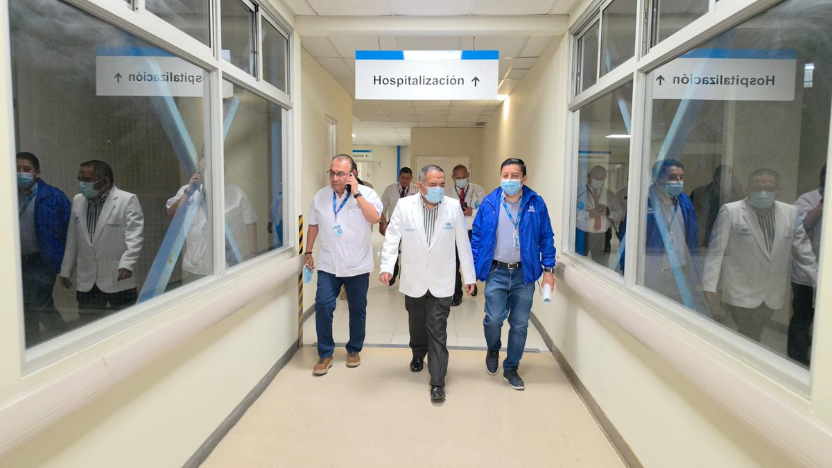 EsSaludPeru's tweet photo. #EsSaludInforma | El presidente ejecutivo de EsSalud, Luis Rosales Pereda, llegó al hospital Guillermo Almenara para conocer el estado de salud de los pacientes y visitó el tópico de Traumatología, donde es atendido un paciente de 45 años trasladado tras el accidente ocurrido en el estadio Alejandro Villanueva, en La Victoria. 🏥🩺