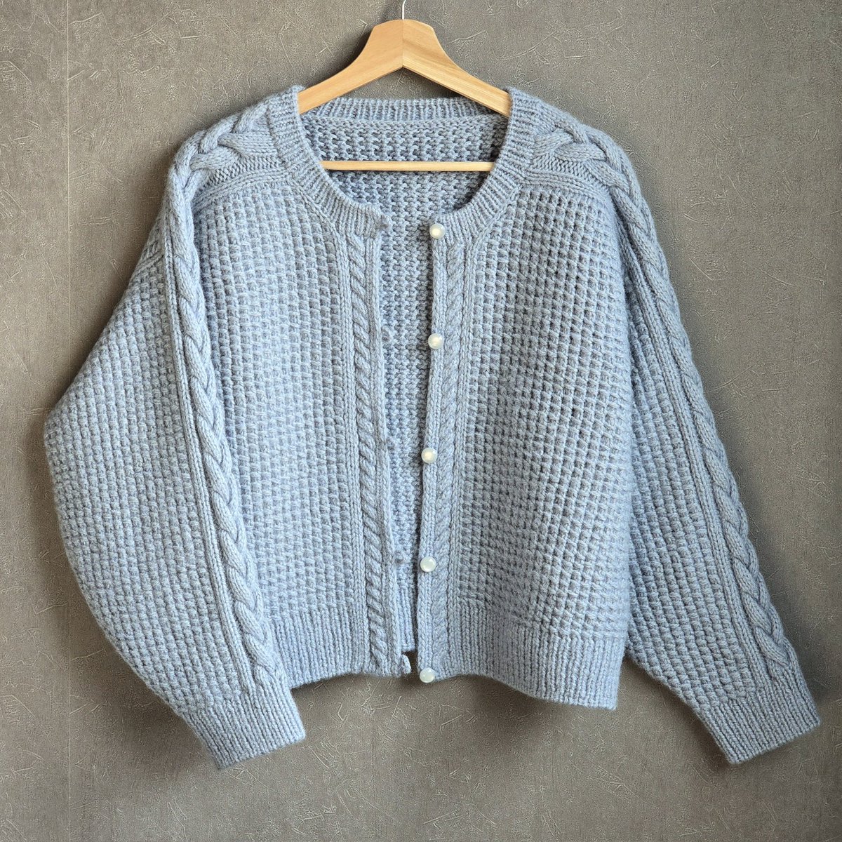 베아트릭스 가디건 FO🧶🔥✨️
3미리 풀배색 잡다가 왔거니 숭덩숭덩 잘 자라서 재밌었어요:) 
혹시 이거 뜨실 분 계시면 소매가 애매하게 짧으니 도안 제시된 것 보다 소매 평단에서 8단(한 무늬) 더 뜨고 줄임 들어가세요. 전 그렇게 했어요☺️