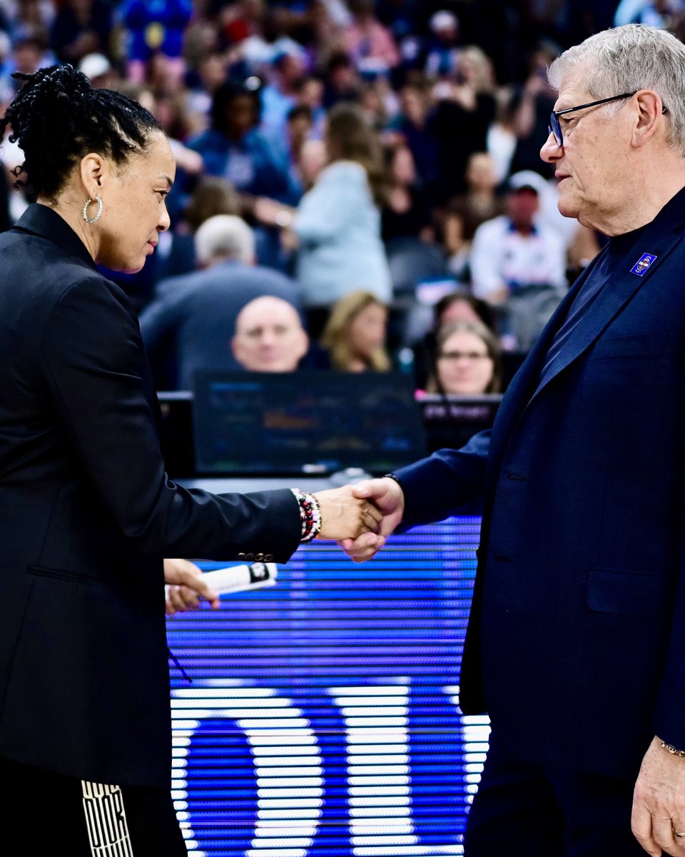 FlyWithFishes40's tweet photo. @ShowCaseShabazz Pre-game handshake https://t.co/U2NLoV20K9