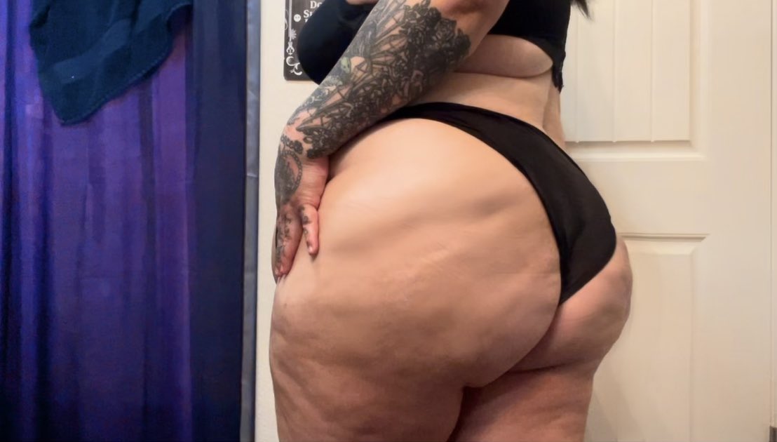 KristineKakes tweet media