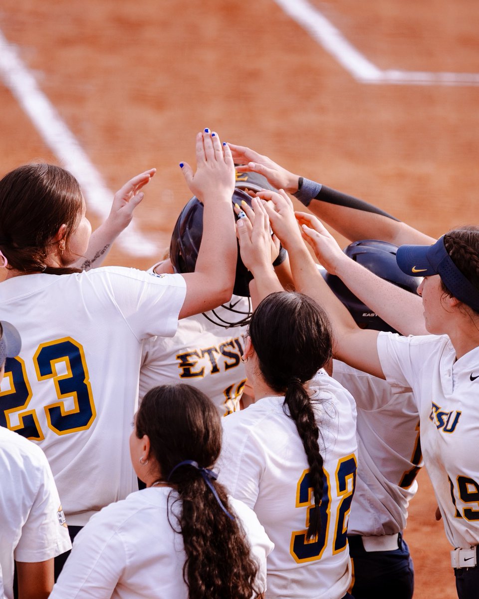 ETSUSoftball's tweet image. the team leader in home runs just added another to her sheet 💁‍♀️

Moore’s seventh of the season 🙌

#GoBucs | #DEEP⚓️