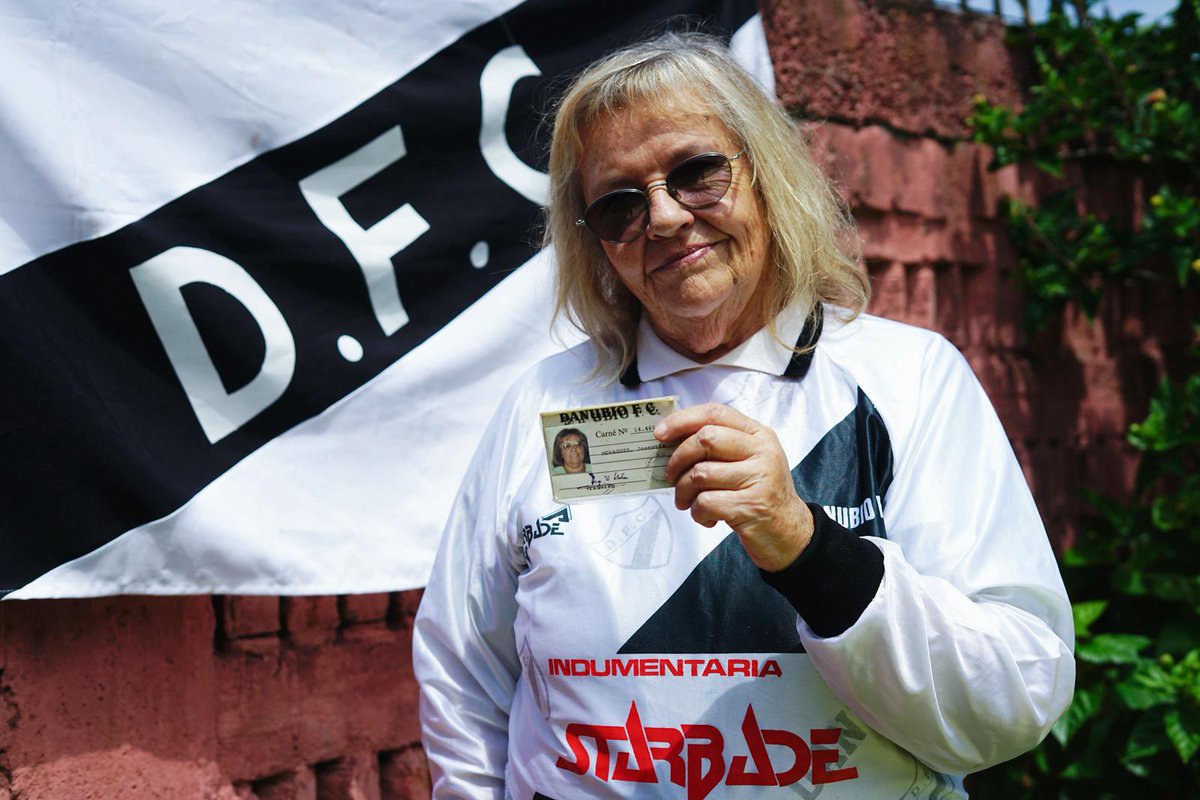 En la publicación aparece Jeanette junto a su familia, como siempre en la tribuna. Falleció el miércoles y fue de esas mujeres invisibles que dedicaron horas y horas en el club, sin ocupar un cargo pero haciendo milanesas para juveniles. Haciendo del club un hogar para tantos.