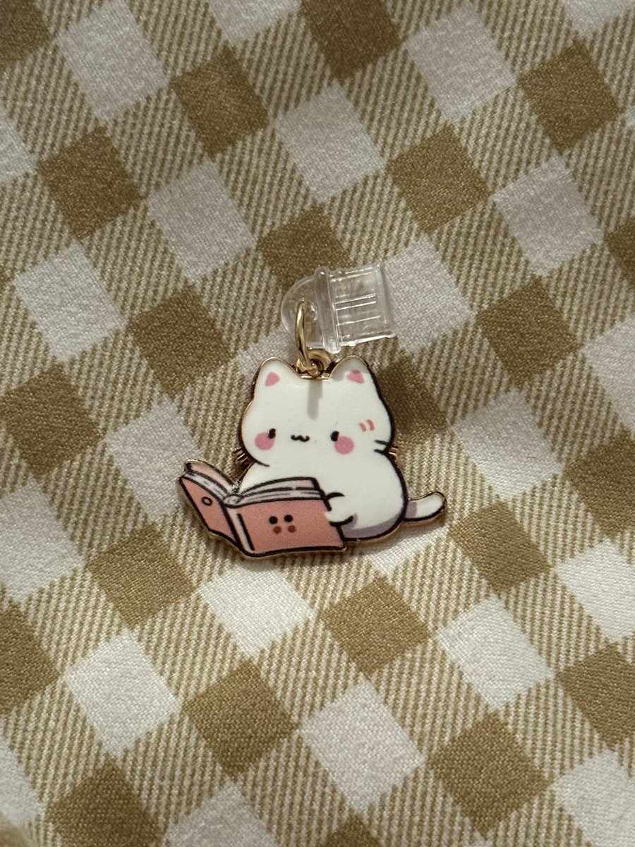 sullenpoetry's tweet image. obsessed with this dust plug i got for my kobo