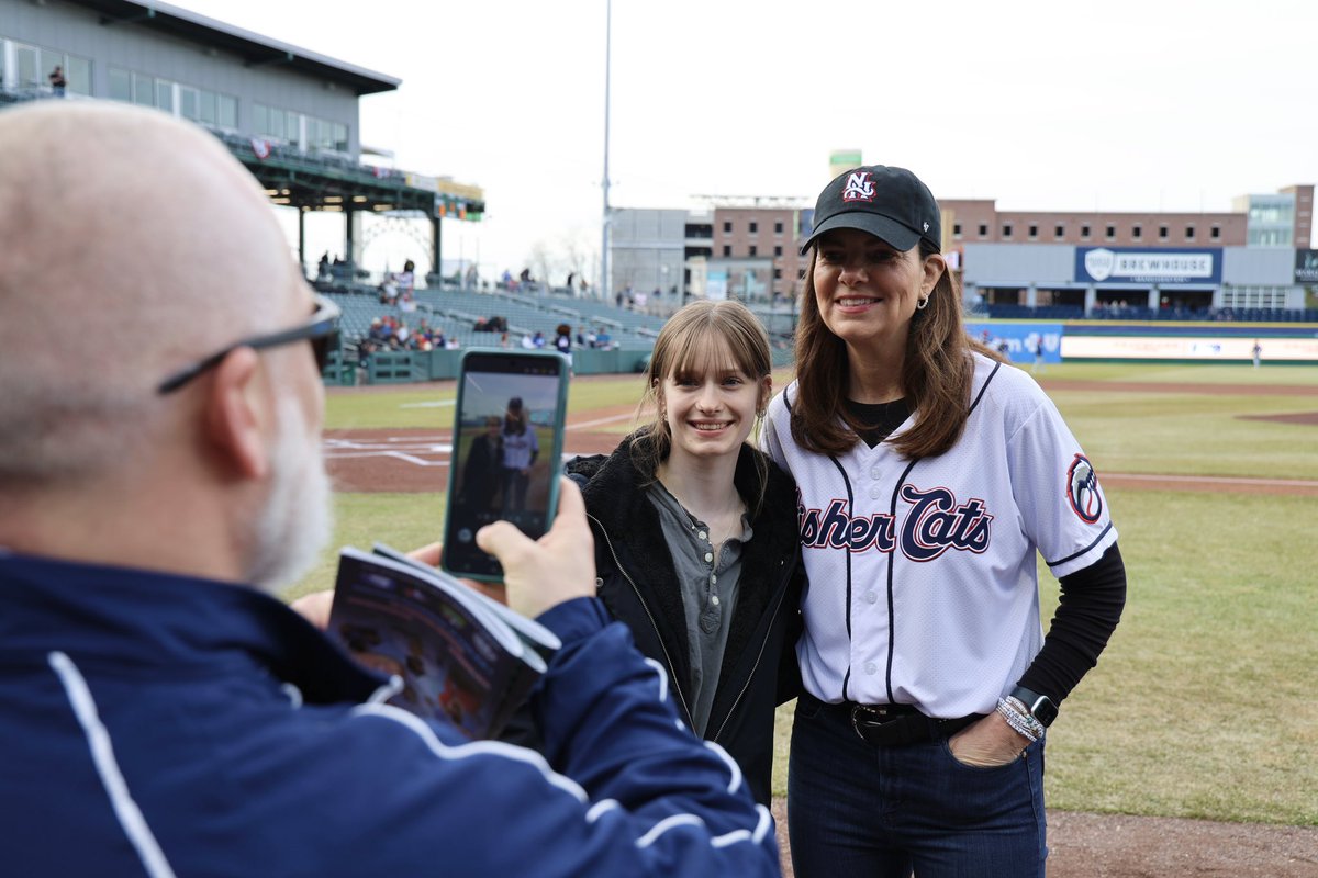 Governor Kelly Ayotte tweet media