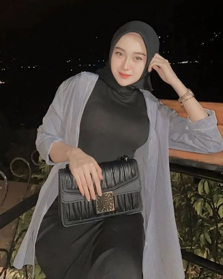 ReviewHijaber's tweet photo. Khalda Nabilla

Foto 1 : Foto Ah, cekrek.
Foto 2 : Jilbabnya dinaikin deh, biar jadi fantasi cowok nakal.

#ootdHijab
#PemersatuBangsa https://t.co/4576H4C4Gn