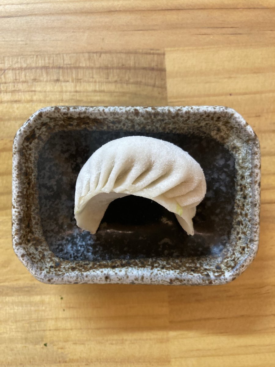 🌥️ 札幌 17℃
うどん土間の冷凍生餃子、杏仁豆腐、実は24時間買えます。
旧オークラホテル跡地駐車場（北側）の冷凍自販機に常時在庫中🥟
この丁寧な包み目の餃子が、いつでも家で食べられる。
お店が閉まってても大丈夫👍
#うどん土間 #炊餃子 #冷凍自販機 #札幌グルメ #札幌飯