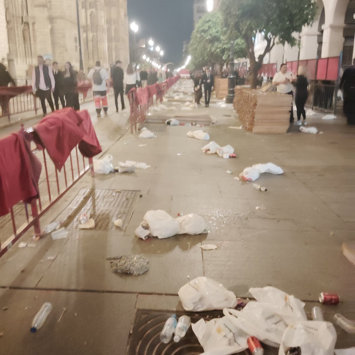 PacoMige's tweet photo. De verdad que los que tenéis el privilegio de sentaros en las sillas , podéis ser más GUARROS? Tenéis un contenedor a 59 metros , so asquerosos!!!! https://t.co/TerOCErU3y