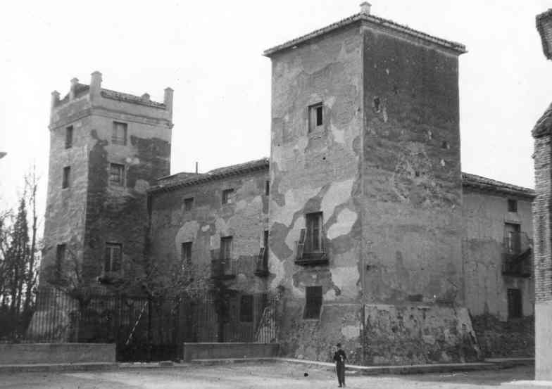 Guillo_SPQR's tweet photo. 📅 Por estas fechas y en deliberaciones que se prolongan hasta el 25 de junio (pero del año 1412), Juan Ximénez Cerdán y Sánchez de Aliaga (1355-1435), Justicia Mayor de #Aragón, barón de Pinseque, convoca a los 👑compromisarios en #Caspe:

💪Con el apoyo de Ximénez-Cerdán y de ♱ San Vicente Ferrer, finalmente quedará elegido, como rey de Aragón, el pretendiente de la Casa de Trastámara, Fernando I «el de Antequera».

✍️🏻 El propio Ximénez-Cerdán, que presidió la junta, lo narra en aragonés así, de su puño y letra, en su manifiesto político:

 ✅️ «𝘓𝘰𝘴 𝘲𝘶𝘢𝘭𝘦𝘴 𝘢𝘫𝘶𝘴𝘵𝘢𝘥𝘰𝘴 𝘦𝘯 𝘭𝘢 𝘥𝘪𝘵𝘢 𝘷𝘪𝘭𝘭𝘢 𝘥𝘦 𝘊𝘢𝘴𝘱 𝘦𝘯 𝘩𝘶𝘯𝘢 𝘤𝘢𝘴𝘢 𝘰 𝘤𝘰𝘯𝘤𝘭𝘢𝘷𝘪, 𝘧𝘦𝘺𝘵𝘰, 𝘴𝘦𝘨𝘶𝘯𝘵 𝘦𝘴 𝘥𝘪𝘵𝘰, 𝘦𝘭 𝘥𝘪𝘵𝘰 𝘴𝘢𝘨𝘳𝘢𝘮𝘦𝘯𝘵 𝘩𝘦 𝘰𝘮𝘦𝘯𝘢𝘨𝘦, 𝘵𝘰𝘥𝘰𝘴 𝘤𝘰𝘯𝘤𝘰𝘳𝘥𝘦𝘴 𝘥𝘦𝘭𝘪𝘣𝘦𝘳𝘰𝘳𝘰𝘯 𝘲𝘶𝘦 𝘥𝘦𝘷𝘪𝘢𝘮𝘰𝘴 𝘩𝘢𝘷𝘦𝘳 𝘦 𝘢𝘷𝘪𝘦𝘴𝘴𝘦𝘮𝘰𝘴 𝘵𝘰𝘥𝘰𝘴 𝘭𝘰𝘴 𝘥𝘪𝘵𝘰𝘴 𝘳𝘦𝘨𝘯𝘰𝘴 𝘩𝘦 𝘤𝘰𝘯𝘥𝘢𝘥𝘰𝘴 𝘥𝘦 𝘭𝘢 𝘴𝘦𝘯𝘺𝘰𝘳𝘪𝘢 𝘥𝘦𝘭 𝘳𝘦𝘺 𝘥𝘦 𝘈𝘳𝘢𝘨𝘰𝘯 𝘦𝘯 𝘳𝘦𝘺 𝘢𝘭 𝘥𝘪𝘵𝘰 𝘪𝘯𝘧𝘢𝘯𝘵 𝘥𝘰𝘯 𝘍𝘦𝘳𝘳𝘢𝘯𝘥𝘰 𝘥𝘦 𝘊𝘢𝘴𝘵𝘪𝘦𝘭𝘭𝘢».

📜 Este manifiesto, que subraya que el Justicia depende fundamentalmente «de la nación e de los fueros», y no sólo del monarca, lo escribió siendo octogenario, meses antes de su muerte...

➢ Fue a instancias de su sucesor en el cargo, octogenario y retirado, su sucesor Martín Díez de Aux le solicitó un escrito sobre su experiencia en el cargo.

☛ A partir de Fernando el Católico, se añadirá este manifiesto, como prólogo, a todas las ediciones de los fueros.