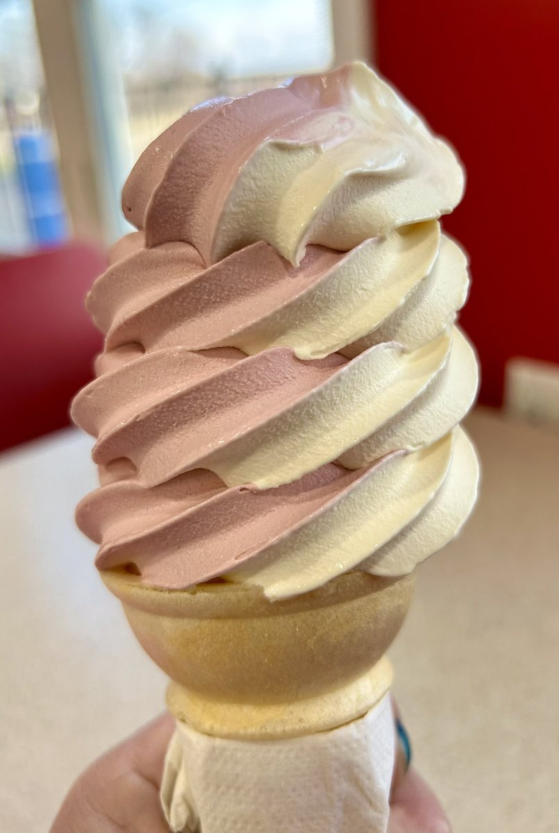 FlowerLori25's tweet image. First soft serve of the season🍦🩷🤍
#raspberry vanilla twist
#Sullivanscharbroil 
@stephanicoleman