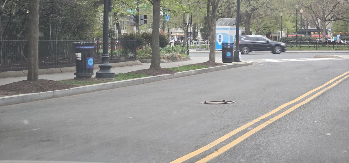 Jeff2B02's tweet photo. @311DCgov @DDOTDC Another week. Still not corrected. https://t.co/mqnWI92Aue