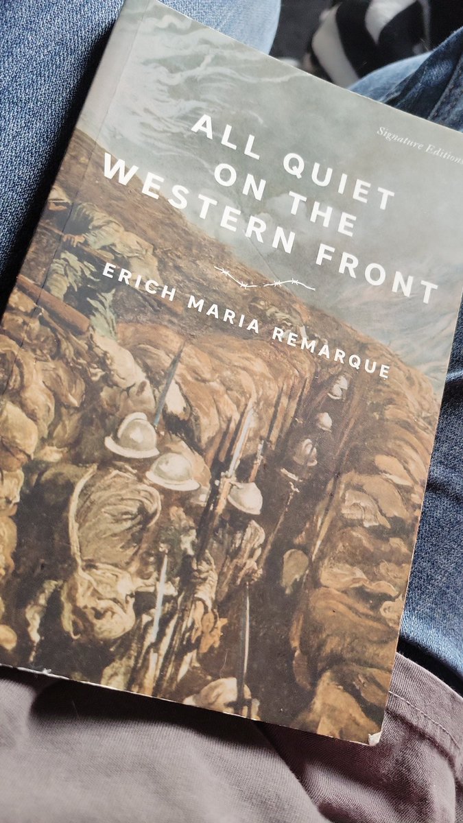 _aluwretchd's tweet photo. reading because im boredduyg.. pray i finish the whole thing today https://t.co/RinRUmt0Pb