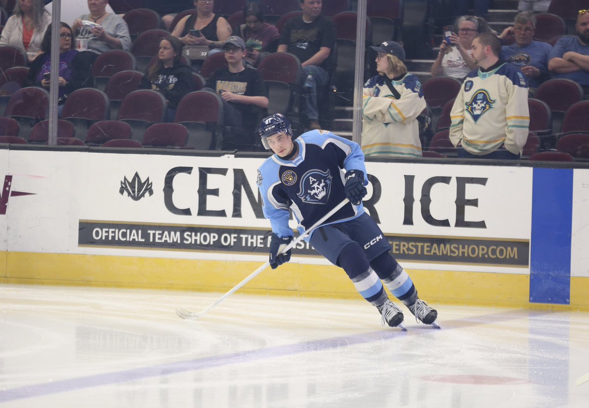 mkeadmirals's tweet photo. Aiden Fink, you are officially a professional hockey player 👏 https://t.co/1YF0ZKYciA