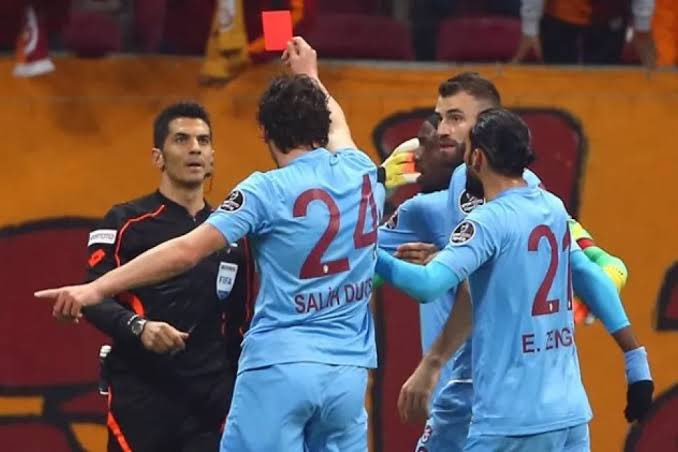 Hatırladınız mı?
İlk defa Trabzonspor - Galatasaray kaçında hakemin kırmızı kart görmesi ile Galatasaray 11 kişi kalmıştı.
Adamların hakemle kazanmadıkları Trabzonspor maçı hatırlamıyorum.