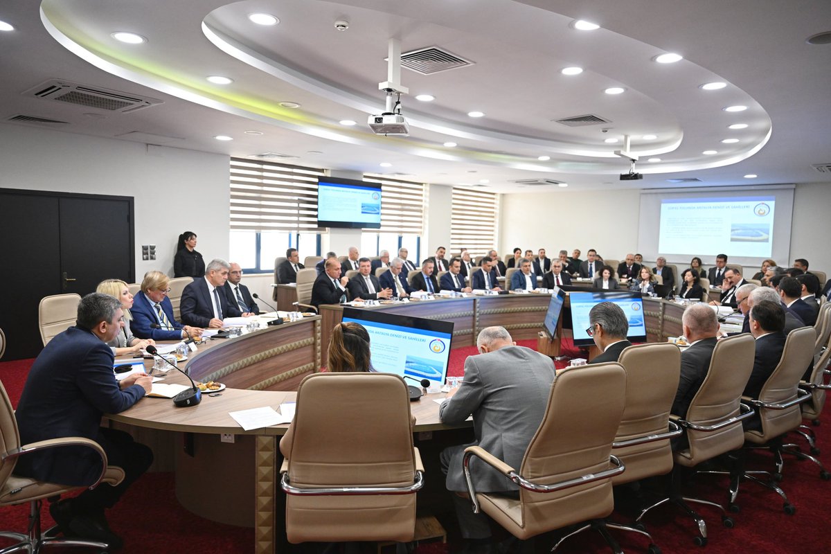 AntalyaValilik's tweet photo. 🌊 Antalya’da Mavi Akdeniz Seferberliği

Valimiz @hulusisahin61 ve eşi Ebru Şahin hanımefendi, Antalya Valiliği Proje Birimi'nce yürütülen  “Antalya Mavi Akdeniz İnisiyatifi Değerlendirme Toplantısına" katıldı.

♻️ #Antalya’nın kıyı ve denizlerini korumayı, kirliliği kaynağında önlemeyi ve sürdürülebilir çevre bilincini güçlendirmeyi hedefleyen proje, şehrimizin mavi mirasına sahip çıkma kararlılığını ortaya koyuyor.

🎯Hedef: Temiz denizler, sürdürülebilir yarınlar.

📍Akdeniz Üniversitesi