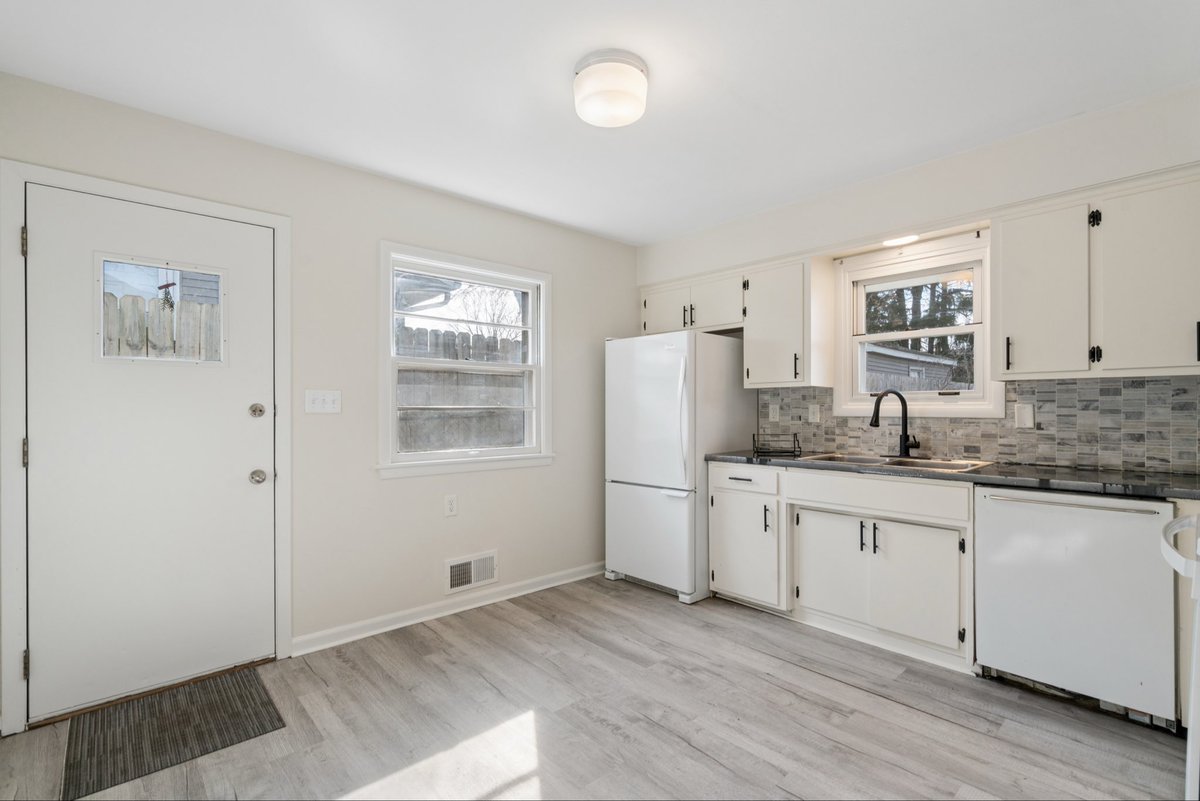 JessicaMLowe's tweet photo. #JUSTLISTED 1586 Pacific St, St. Paul $479,000 Spacious side-by-side duplex with 4 bedrooms, 2 baths, each side. Left side is currently vacant and move-in ready. Right side has fantastic long-term renter. #sellhighbuylowe #realestate

https://t.co/r8H1SOxhct https://t.co/BfcGj6WLcY