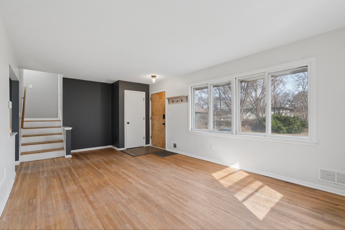 JessicaMLowe's tweet photo. #JUSTLISTED 1586 Pacific St, St. Paul $479,000 Spacious side-by-side duplex with 4 bedrooms, 2 baths, each side. Left side is currently vacant and move-in ready. Right side has fantastic long-term renter. #sellhighbuylowe #realestate

https://t.co/r8H1SOxhct https://t.co/BfcGj6WLcY