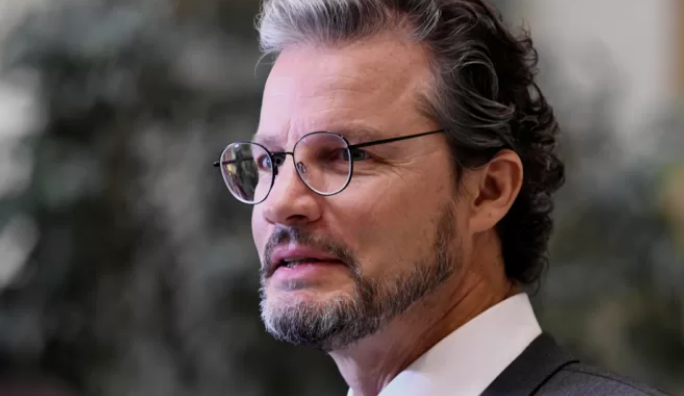 Diputado Cristian Contreras es expulsado de la bancada del PDG: “A veces los caminos no coinciden”
nostalgica.cl/diputado-crist…