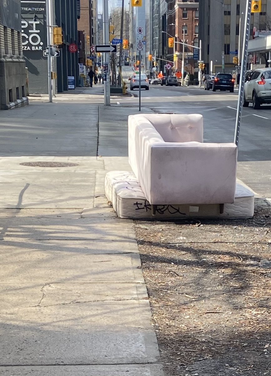 kittypants's tweet image. I don’t get it. I think people just throw out their furniture when they leave. The buildings only a few years old #centretown #ottawa #garbage