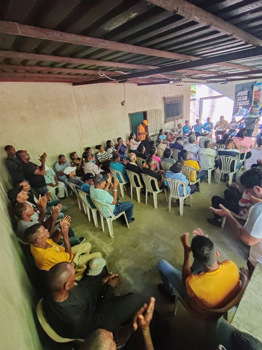 VenteSucre's tweet photo. ¡Cariaco alzó la voz! 🇻🇪📢

Cariaco fue el epicentro de una fuerza que nada puede detener: la organización ciudadana. En una asamblea histórica, la estructura de @VenteSucre (estadal, municipal y parroquial) demostró que el municipio Ribero tiene la fe intacta y el foco claro. https://t.co/DFD6r0FCX6