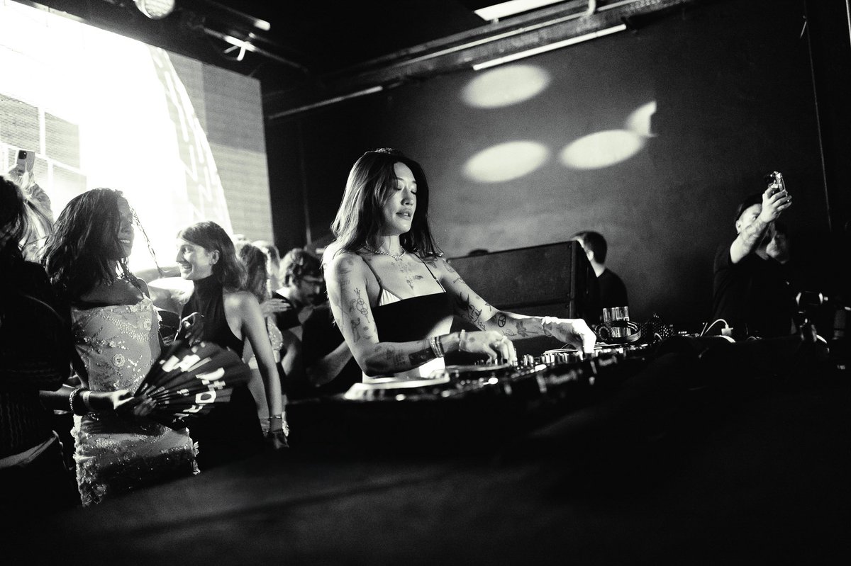 blond and gone tweet media