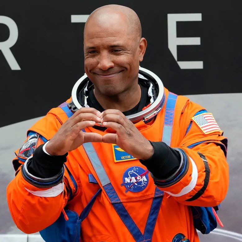 astronomiaum's tweet photo. O astronauta Victor Glover respondeu a uma pergunta sobre a atual divisão no mundo com uma mensagem dirigida a toda a humanidade.

"Acredite, você está incrível. Você está linda. Daqui de cima, vocês parecem uma só. Somos todos Homo sapiens, não importa de onde viemos ou qual seja nossa aparência. Somos um só povo."

O astronauta enfatizou que grandes conquistas unem as pessoas: "Não apenas deixando de lado nossas diferenças, mas unindo-as para alcançar algo grandioso. Esta missão será uma lembrança que levaremos conosco para toda a vida."