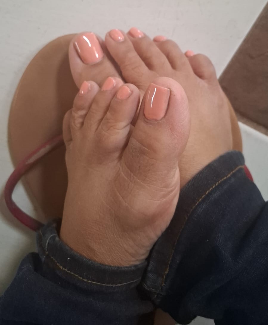 mssexyfeettnt's tweet photo. Did a pedi yesterday. Tried a new colour. What do you all think?
#footfetısh #feetfetısh #feetworshi̇p #feeteaters #footmistress #footsessions #picsforsale #vidsforsale #trinidad #footmodel https://t.co/40KoTO5XaD