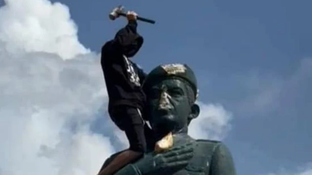 LIBERADO JOBANNY ROMERO

Fue liberado el joven que dejó una imagen icónica: la suya derribando una estatua de Hugo Chávez, el 30 de julio de 2024, en el estado Falcón.
Por mucho tiempo fue un preso olvidado.
#LibertadParaTodosLosPresosPoliticos
Vía <a href="/emanuitt/">Eduardo Manuitt</a>