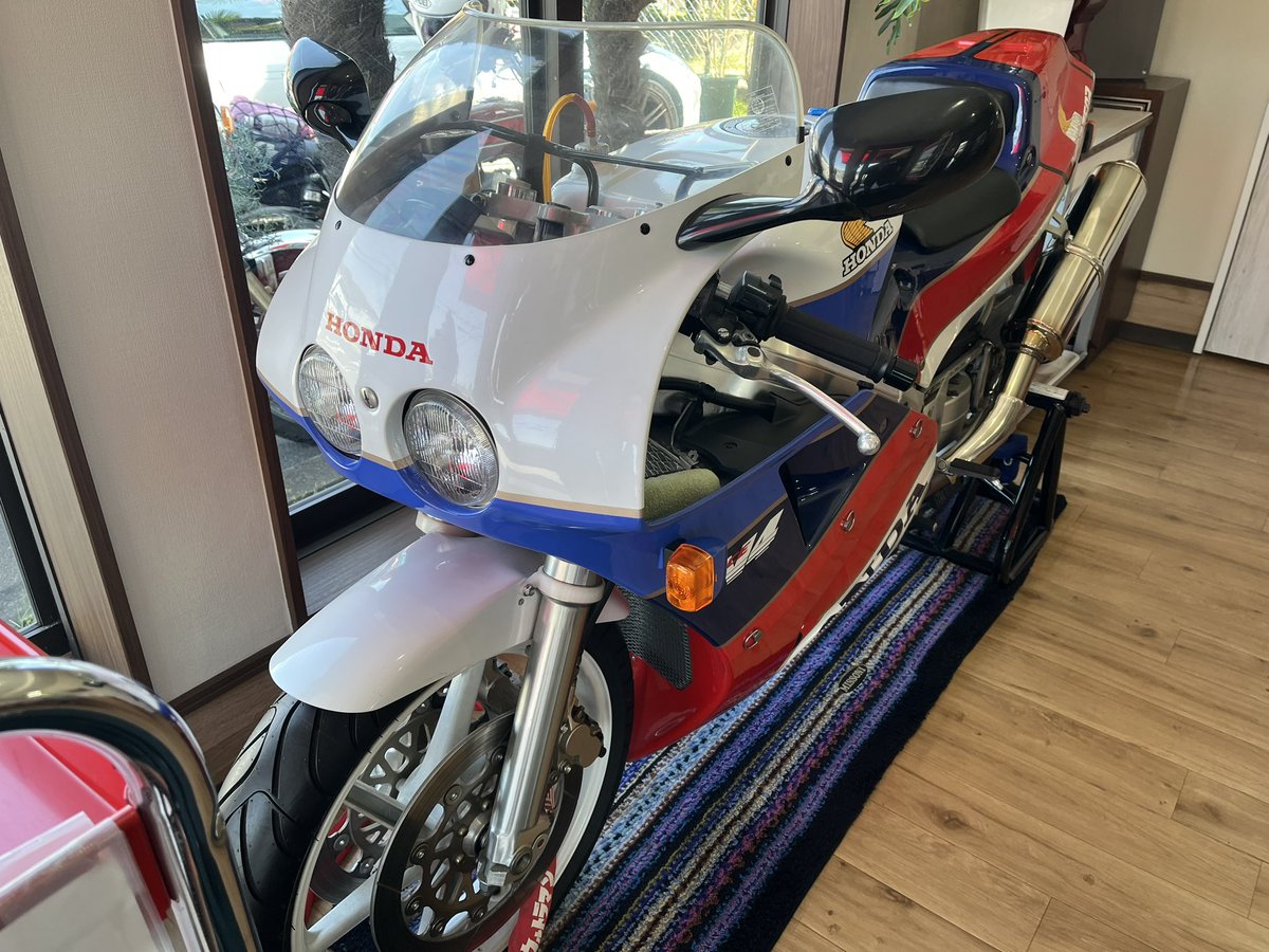 sc82_oversoul's tweet image. オフだった昨日は
精神衛生上良さげな喫茶店にINしてきた
昔ながらの洋食屋クオリティで
RC30の超絶綺麗な個体も飾ってある
いいもの見させて貰ったぜ

#VFR750R
#RC30
#オムライス美味かった