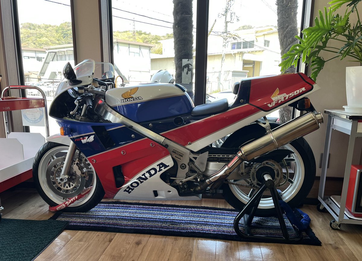 sc82_oversoul's tweet image. オフだった昨日は
精神衛生上良さげな喫茶店にINしてきた
昔ながらの洋食屋クオリティで
RC30の超絶綺麗な個体も飾ってある
いいもの見させて貰ったぜ

#VFR750R
#RC30
#オムライス美味かった