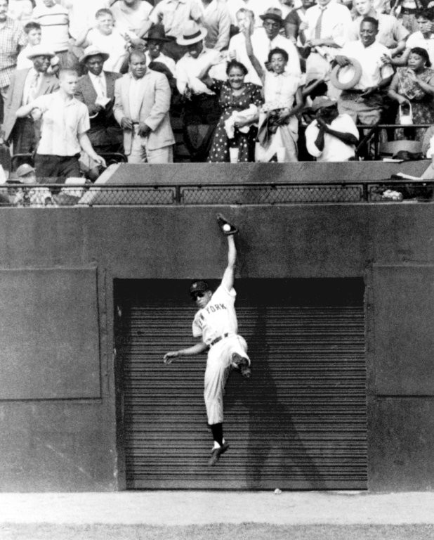 SayHeyFdn's tweet image. Fun Fact: Willie Mays won 12 consecutive gold glove awards from 1957-1968, which is the longest streak for an outfielder of all-time. The gold glove award was not introduced until 1957.
📸:Baseball Hall of Fame
#SayHeyFoundation #WillieMays #FunFact #SayHeyKid #YouthOpportunity