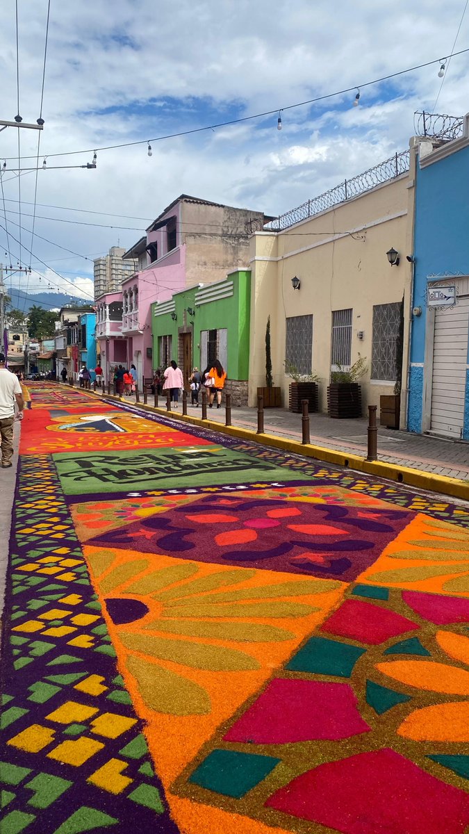 Abriendo_Brecha's tweet image. Las alfombras se vuelve a robar la atención este viernes Santo en el centro de Tegucigalpa.

#Alfombras #ViernesSanto #SemanaSanta
