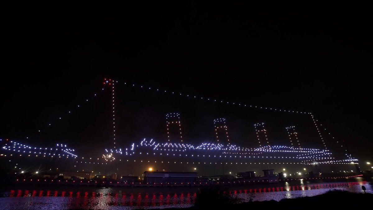 ThisIsIreland3's tweet image. Belfast's skyline was transformed this week as 950 drones lit up the night sky, recreating the silhouette of RMS Titanic in a breathtaking display 💚

In a powerful tribute to the city where she was built, the installation brought the legendary ship ‘back to Belfast’ 

#Belfast