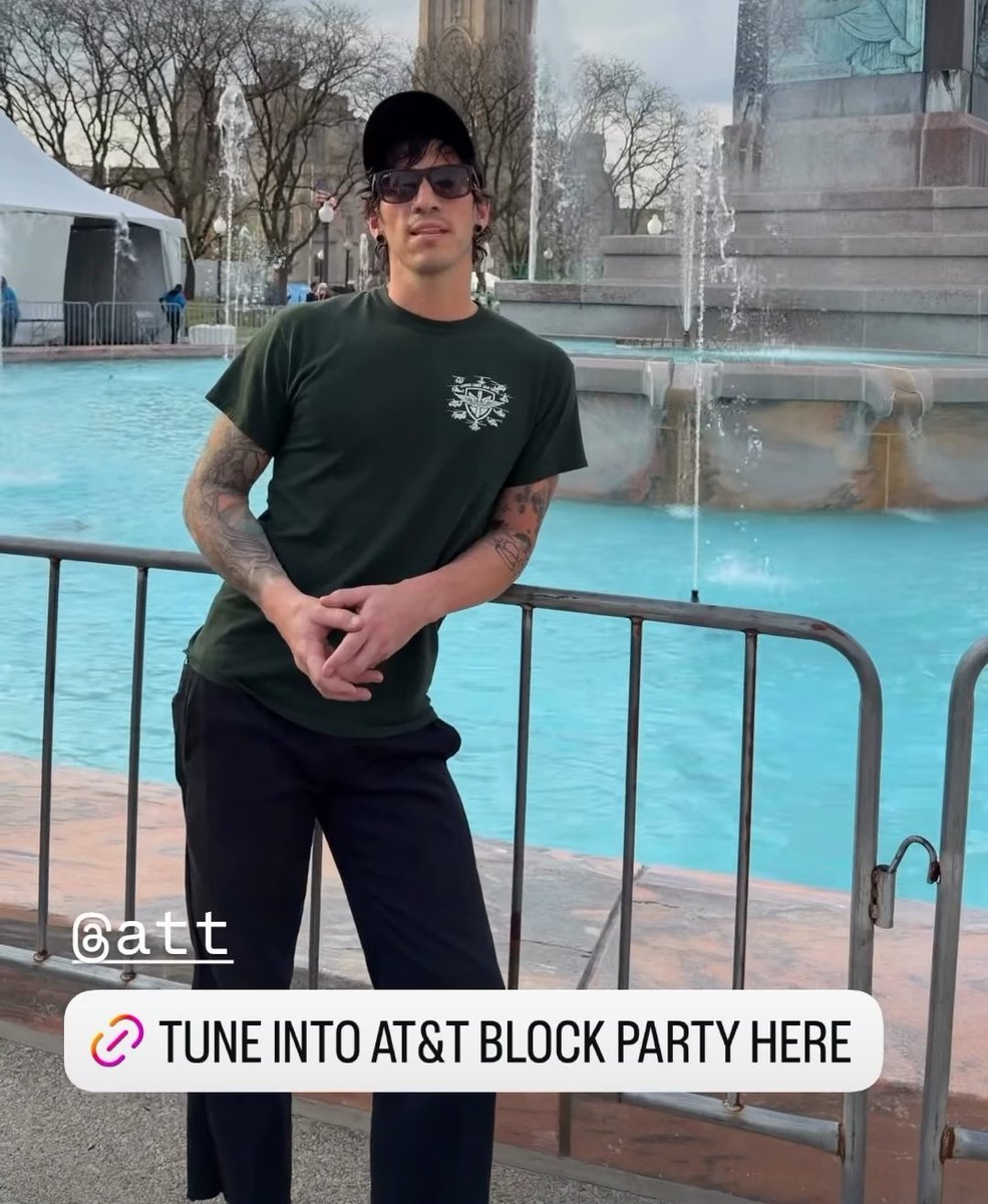 qtdun's tweet photo. why does he look so bisexual https://t.co/TdD7gaZsad