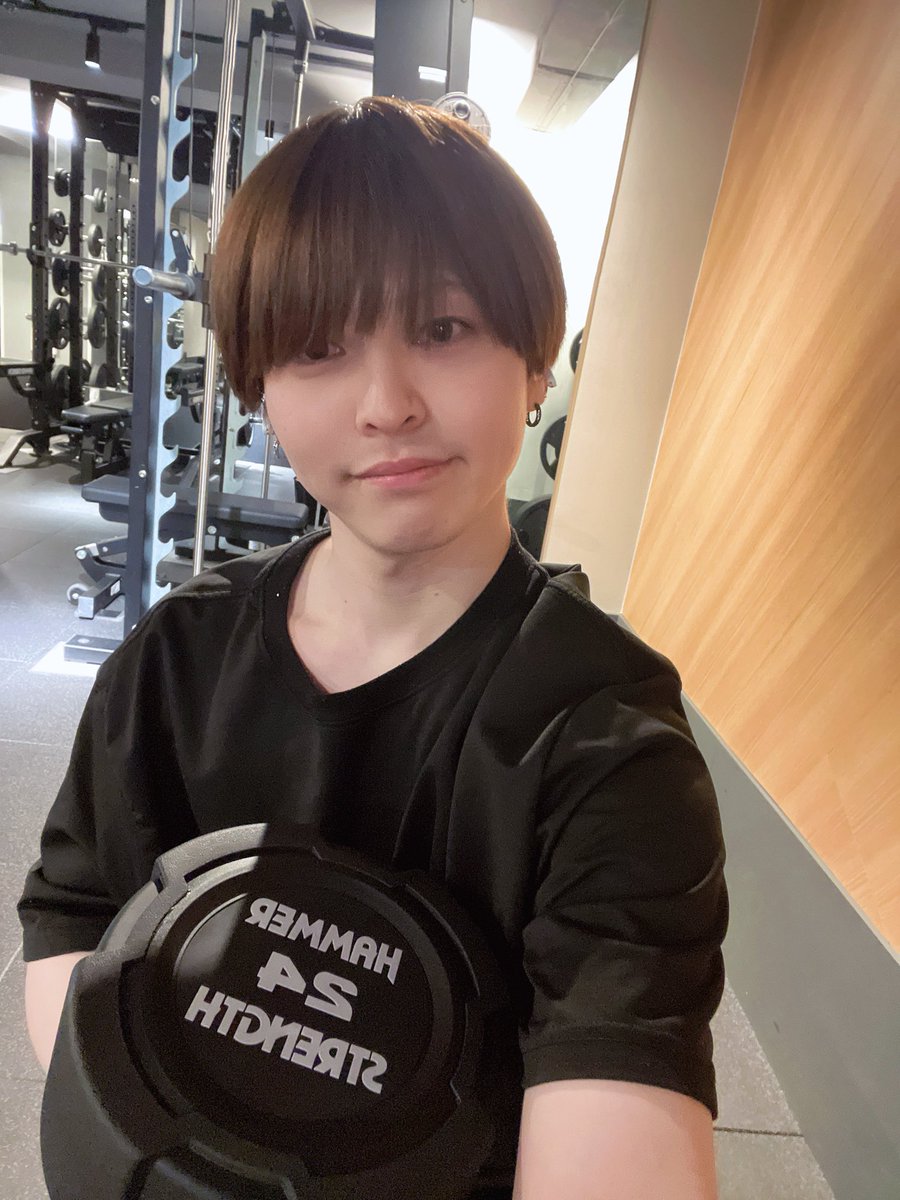 taiga09m's tweet photo. 筋トレ中に告知出てました💪

5月は【 #お嬢様はバンド���やりたい  ♪♪♪】
という作品に出演するみたいです!!

詳細は引用元をご参照ください！

パンプ足りないのであと1セットいってきます！！！

舞台来てね！ 次は衣装ちぎります💪 https://t.co/iFePgf4WQz
