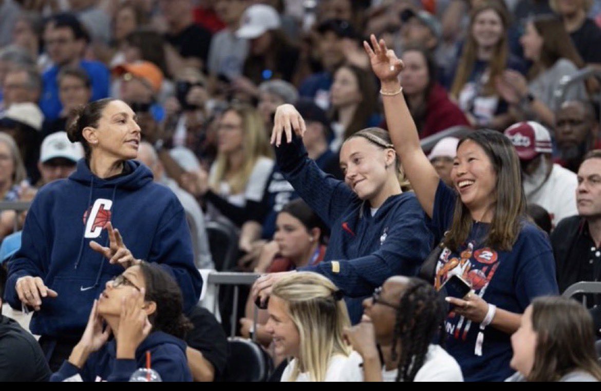 christina♡ tweet media