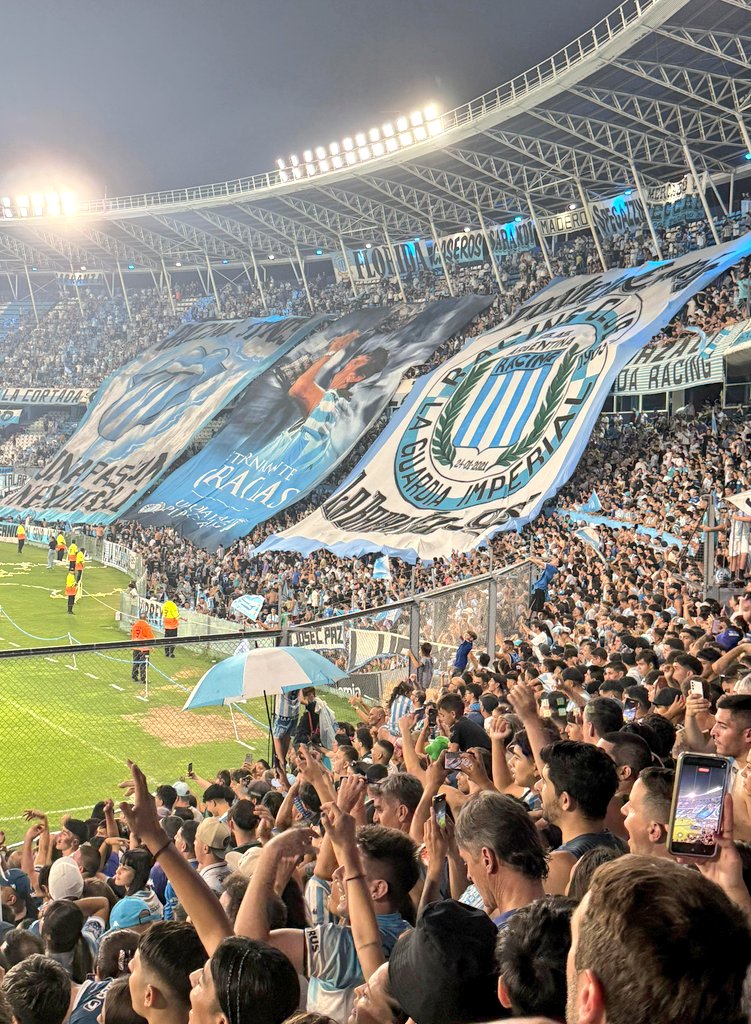 Tremendo banderazo de #Racing en la previa del clásico ante #Independiente 💙👏