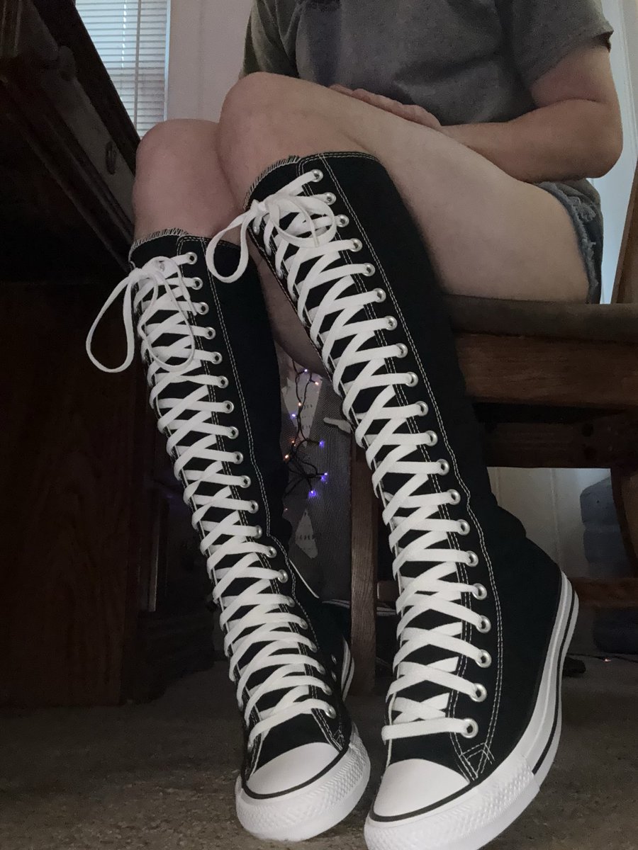 Wearing the classic knee highs tonight to chill in 

#chucks #converse #chucktaylors #kneehighconverse #sneakers