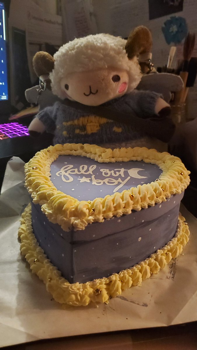 dearestcitrus's tweet photo. My beautiful fob cake 🌜 https://t.co/l3rT8cE8n0