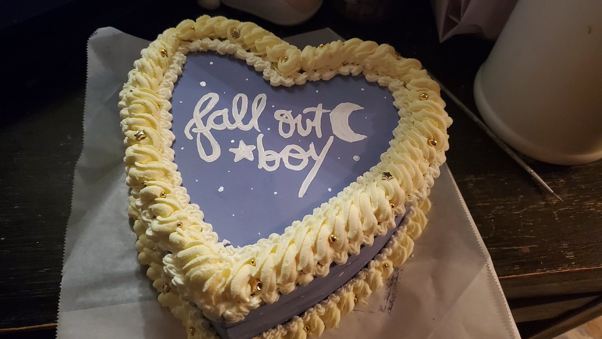 dearestcitrus's tweet photo. My beautiful fob cake 🌜 https://t.co/l3rT8cE8n0
