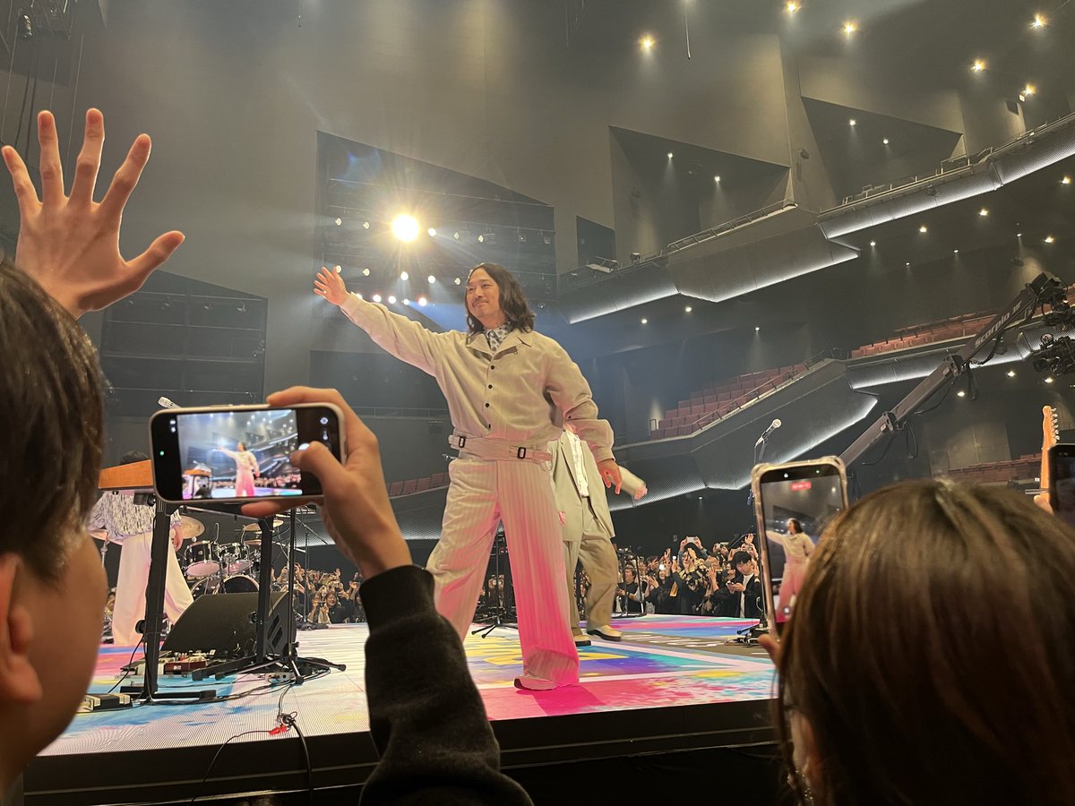 atarimedon's tweet photo. 初披露で新曲なのに前半ボーカル不在の
ステージを囲みながらこちらも初めての
「いらない」をどう乗りこなしていいか
ちょっと戸惑ったけど、現地魚民さん達の一体感が凄かったなー🥹
#mステ　#サカナクション https://t.co/4USnOe1GFu